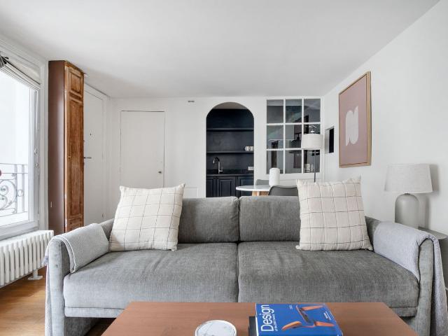Chic 1 Bedroom Retreat in Saint Germain des Prés, Paris Amsterdam Apartments for Rent