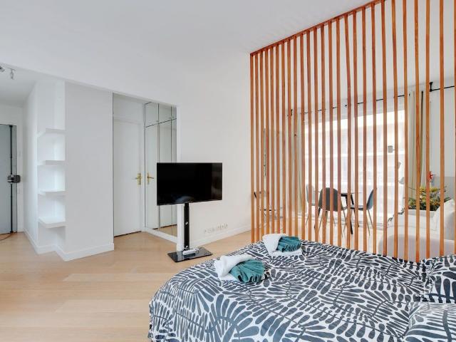 Chic 1BR Apartment on Avenue Victor Hugo near Arc de Triomphe, Paris Amsterdam Apartments for Rent