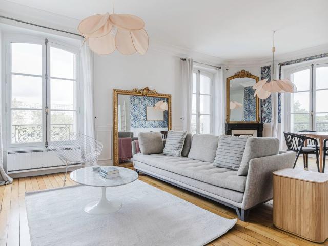Chic 2 Bedroom Apartment in Heart of Paris