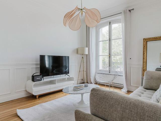 Chic 2 Bedroom Apartment in Heart of Paris, Paris Amsterdam Apartments for Rent