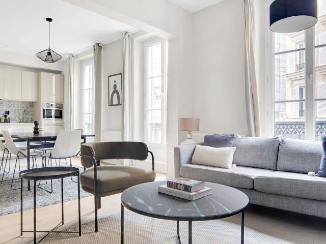 Chic 2 Bedroom Apartment in Heart of Paris, Paris Amsterdam Apartments for Rent
