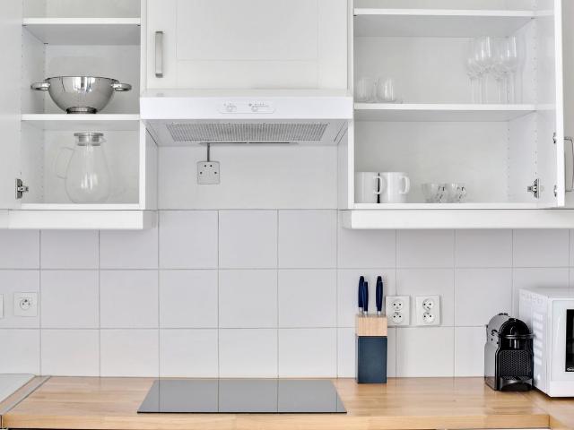 Chic 2 Bedroom Apartment in New Athens, Paris, Paris Amsterdam Apartments for Rent