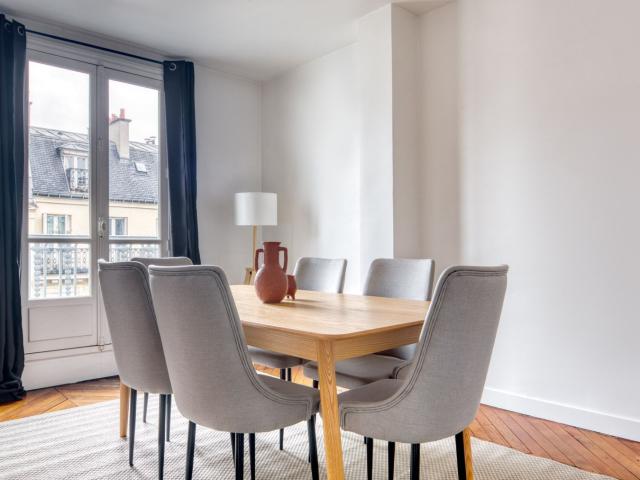 Chic 2 Bedroom Apartment with Balcony in Paris