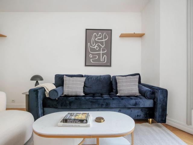 Chic 2 Bedroom Apartment with Stunning Sea Views