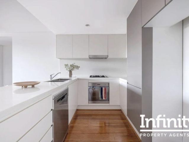 Chic 2 Bedroom Apartment: Urban Living at Its Best!