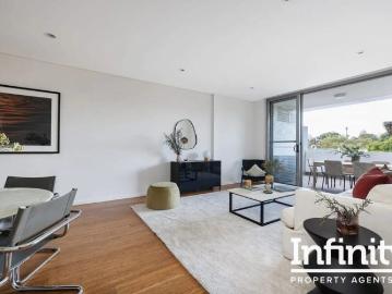 Chic 2 Bedroom Apartment: Urban Living at Its Best!