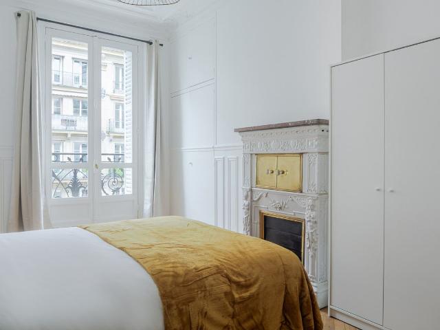 Chic 2 Bedroom Oasis in the Heart of Paris, Paris Amsterdam Apartments for Rent