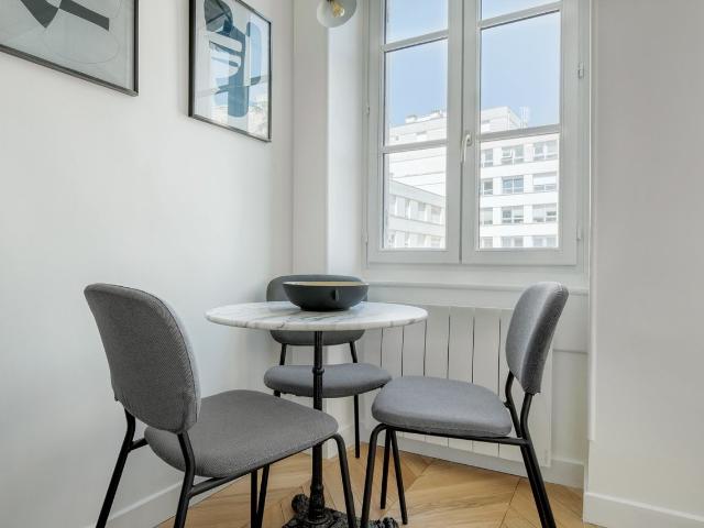 Chic 2 Bedroom Retreat in Paris, Paris Amsterdam Apartments for Rent