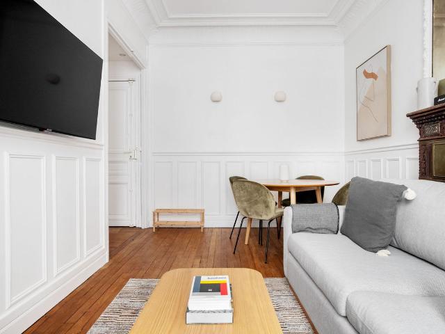 Chic 2 Bedroom Retreat in the Heart of Paris, Paris Amsterdam Apartments for Rent