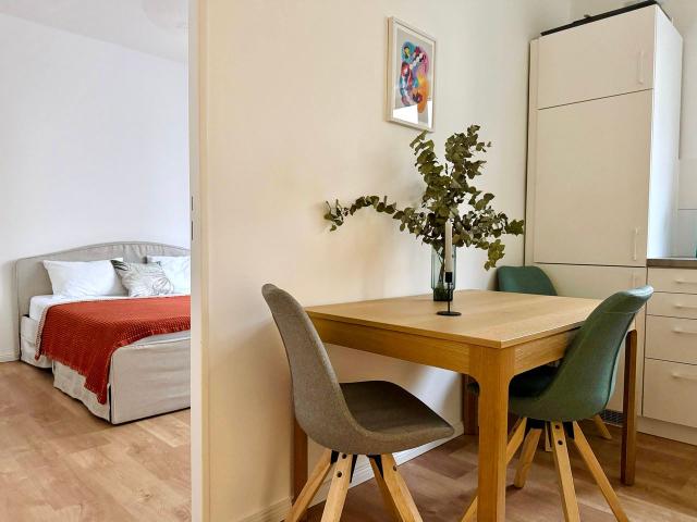 Chic 2 Room Apartment in Charlottenburg, Just Steps from Kurfürstendamm, Berlin Amsterdam Apartments for Rent