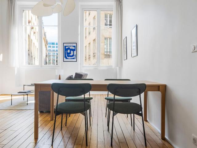 Chic 2BR Apartment in the Heart of Vivienne, Paris Amsterdam Apartments for Rent