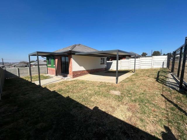 Chic 3 Bed Home with Patio in Prime Midrand Estate