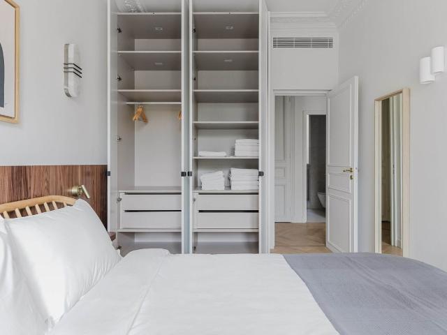 Chic 3 Bedroom Apartment Near Eiffel Tower, Paris Amsterdam Apartments for Rent