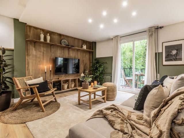 Chic 3 Bedroom Apartment with Grassland Inspired Design and Balcony in Lista, Madrid Amsterdam Apartments for Rent