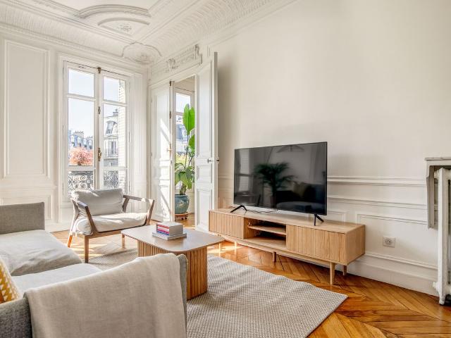 Chic 3 Bedroom Retreat in Vibrant Le Marais, Paris Amsterdam Apartments for Rent