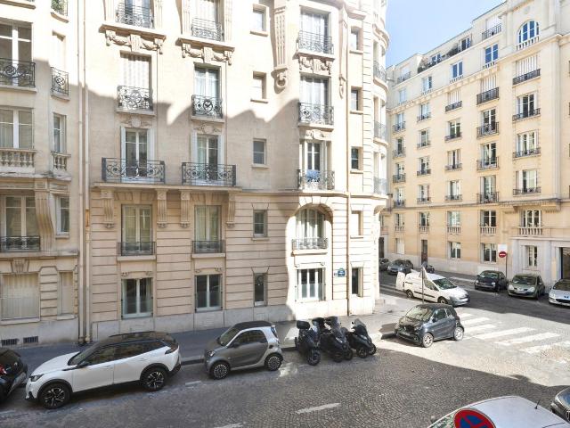 Chic 4 Bedroom Apartment in Heart of Paris, Paris Amsterdam Apartments for Rent