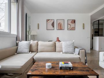 Chic 4 Bedroom Apartment in the Heart of Paris