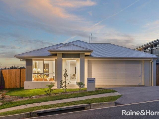 Chic 4 Bedroom Family Home in Desirable Lennox Head location