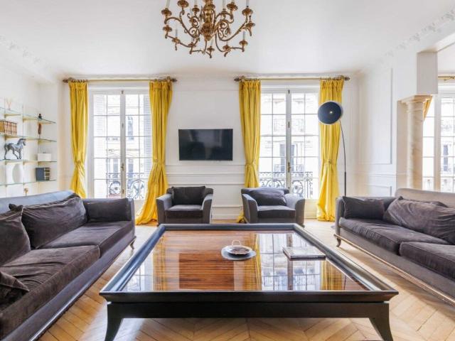 Chic 4BR Haussmannian Apartment in 17th Arrondissement