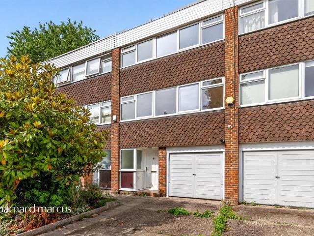 Chichele Gardens, Croydon 3 bed house to rent £2,600 pcm £600 pw
