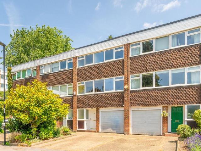 Chichele Gardens, East Croydon. 4 bed house to rent £2,600 pcm £600 pw
