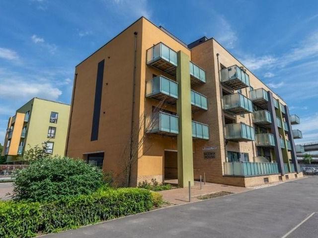 Chigwell Road, London E18, 3 bed flat to rent, £2,400 pcm | PrimeLocation