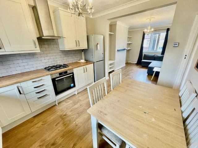 Chigwell Road, London E18 1 bed flat to rent £1,595 pcm £368 pw
