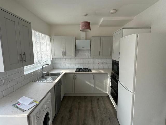 Chigwell Road, Woodford Green, Essex IG8, 4 bed terraced house to rent, £2,600 pcm | PrimeLocation