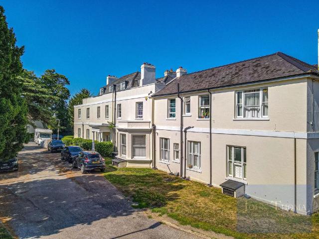 Chigwell Road, Woodford Green IG8 2 bed apartment to rent £1,795 pcm £414 pw