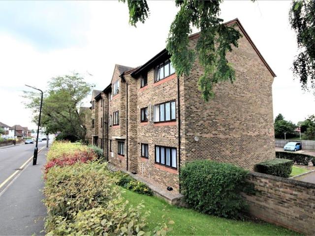 Chiltern View Road, Uxbridge UB8 1 bed apartment to rent £1,400 pcm £323 pw