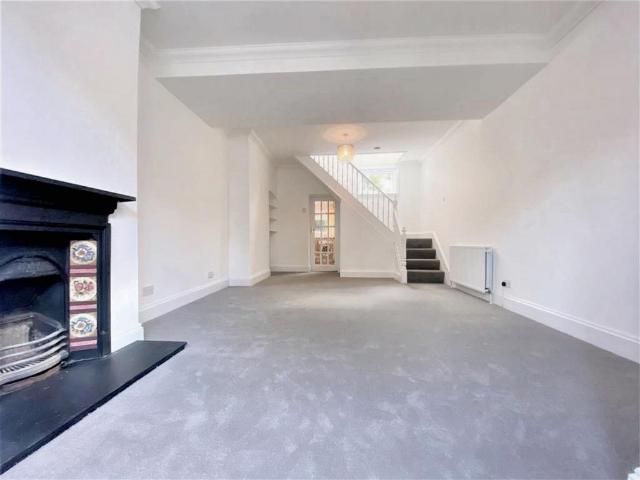 Chiltern View Road, Uxbridge, UB8 2 bed terraced house to rent £1,850 pcm £427 pw