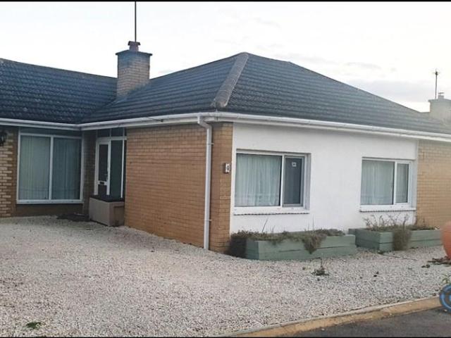 Chiltern Court, Winslow, Buckingham. 4 bed bungalow to rent £1,795 pcm £414 pw