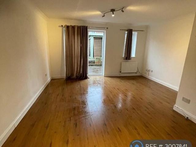 Chiltern Close, Worcester Park, KT4 3 bed semi detached house to rent £2,245 pcm £518 pw