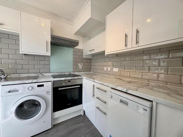 Chiltern Gardens, Bromley, BR2 3 bed house to rent £2,150 pcm £496 pw