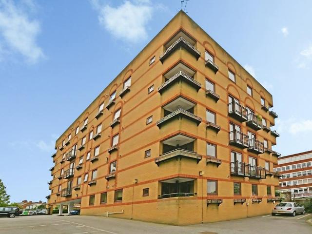 Chiltern House, Aylesbury HP19 2 bed flat to rent £1,250 pcm £288 pw