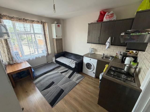 Chingford Mount Road, Chingford E4, 2 bed maisonette to rent, £1,700 pcm | PrimeLocation