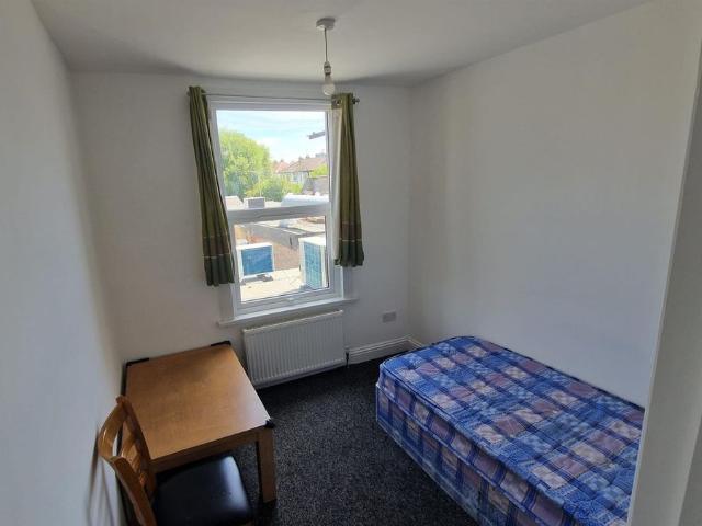 Chingford Mount Road, London E4, 2 bed flat to rent, £1,700 pcm | PrimeLocation