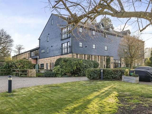 Chine Farm Place, Main Road. 2 bed apartment to rent £2,200 pcm £508 pw