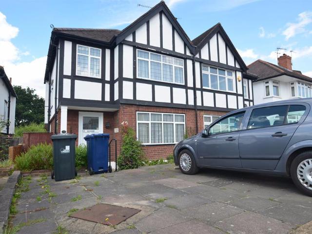 Chinnor Crescent, Greenford, UB6 3 bed semi detached house to rent £2,500 pcm £577 pw