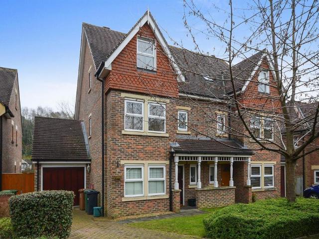 Chipstead 4 bed semi detached house to rent £3,000 pcm £692 pw