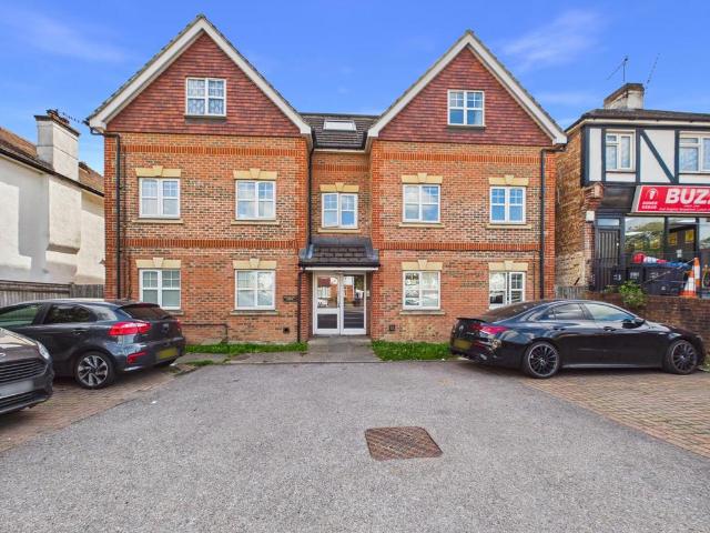 Chipstead Valley Road, Coulsdon CR5 2 bed flat to rent £1,550 pcm £358 pw