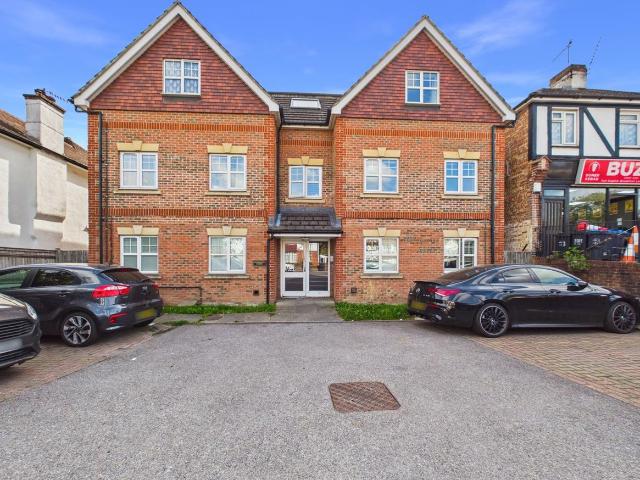 Chipstead Valley Road, Coulsdon CR5, 2 bed flat to rent, £1,550 pcm | PrimeLocation