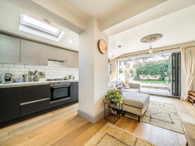Chippendale Street, London E5 3 bed flat to rent £3,950 pcm £912 pw