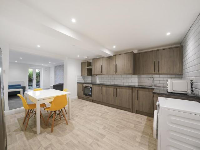 Chippenham Road, London 1 bed apartment to rent £2,100 pcm £485 pw