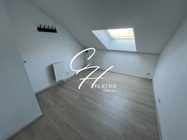 CHIRENS MAISON DE VILLE TRIPLEX MEUBLE