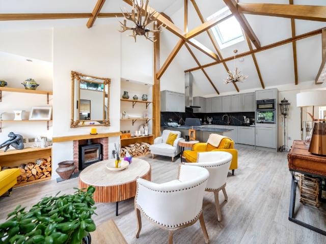 Chiswell Green Lane, Chiswell Green, St.Albans AL2, 3 bed flat to rent, £4,000 pcm | PrimeLocation