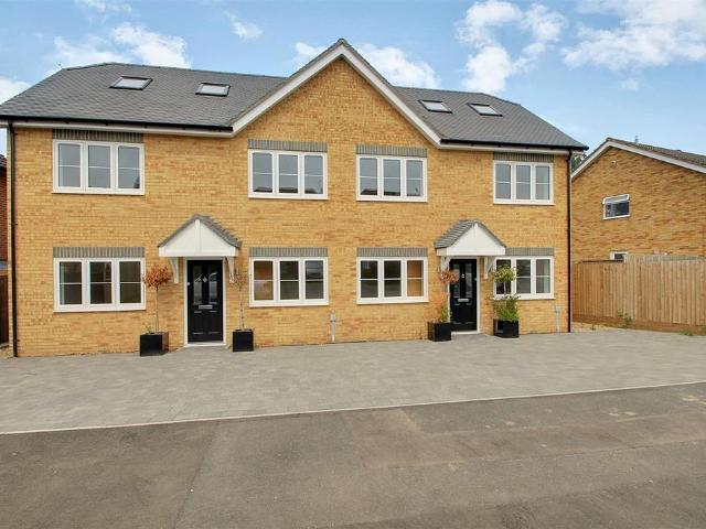 Chiswell Green, St Albans 4 bed semi detached house to rent £3,850 pcm £888 pw