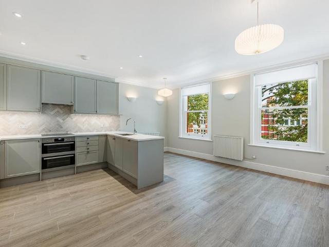 Chiswick High Road, Chiswick 1 bed apartment to rent £2,500 pcm £577 pw