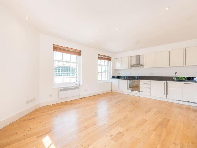 Chiswick High Road, Chiswick, London, W4 2 bed flat to rent £2,600 pcm £600 pw