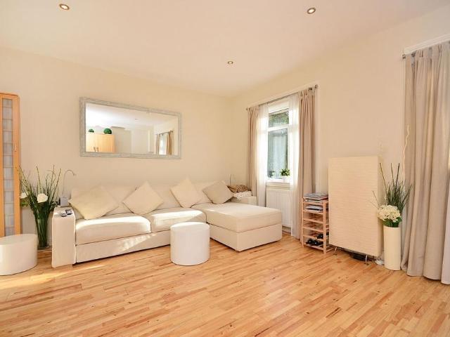 Chiswick High Road, Chiswick, London, W4 3 bed flat to rent £3,000 pcm £692 pw